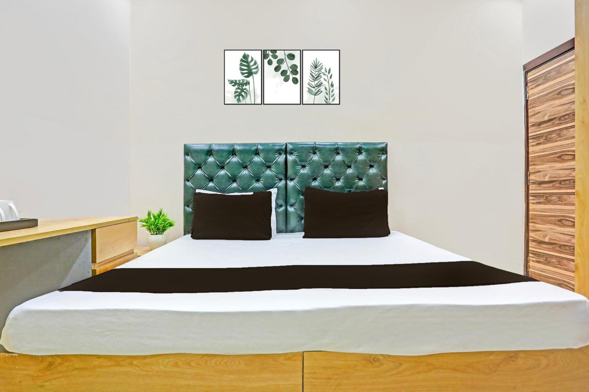 Hotel O White House 3*