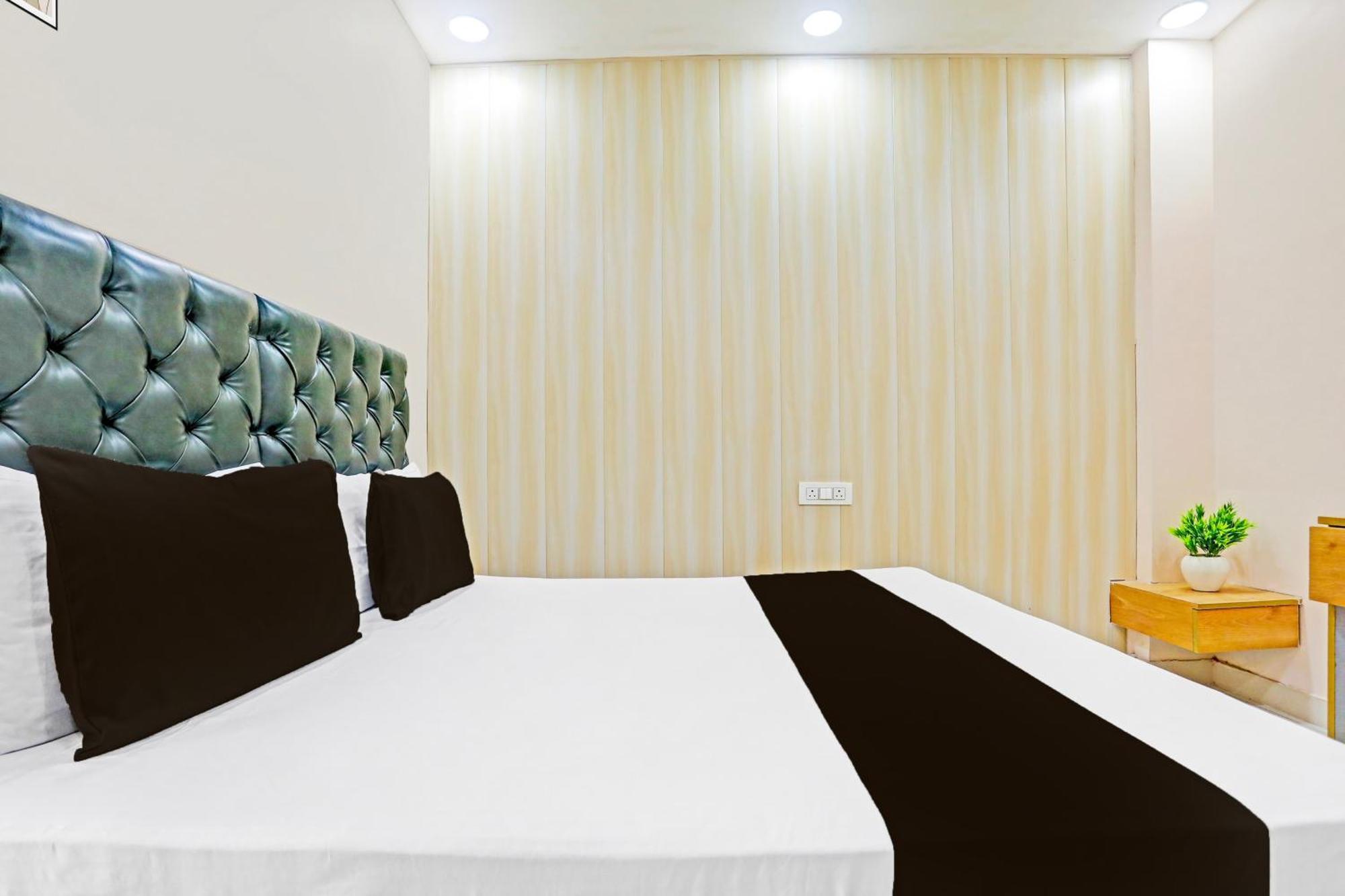 Hotel O White House 3*