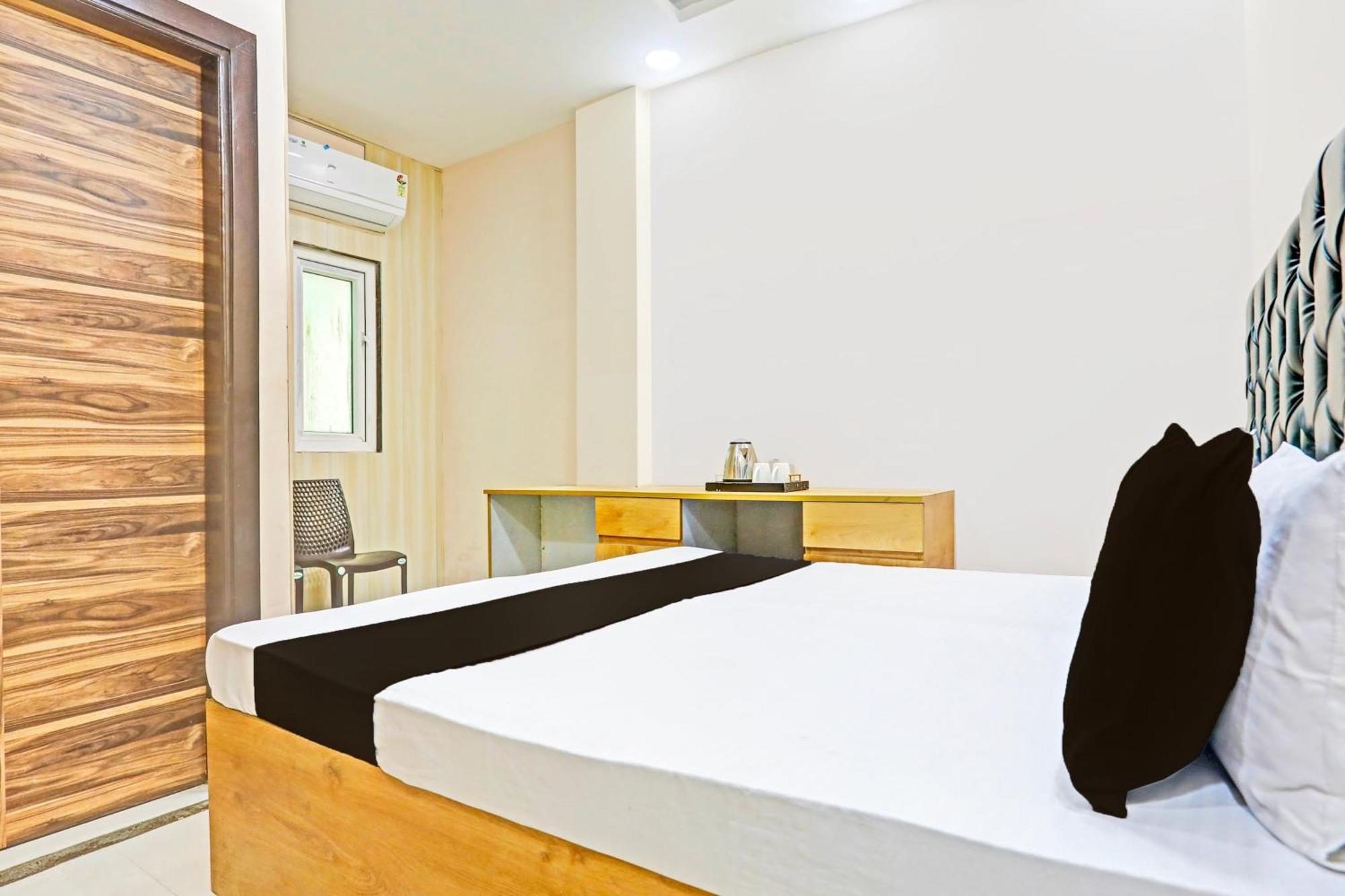 Hotel O White House
